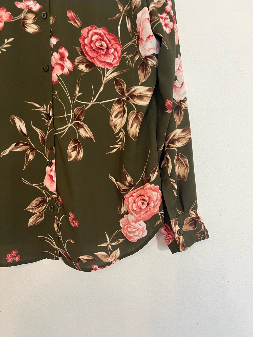 New York & Company Olive Green Floral V-Neck Blouse size Medium - Picture 6 of 9